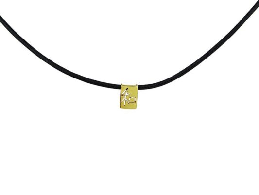 Collaret de pell amb penjoll d'or groc amb símbol de cal·ligrafia Kanji. “WA”