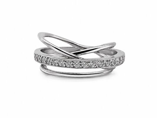 Anell d´or blanc amb brillants.