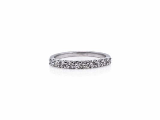 Anillo de oro blanco y brillantes.