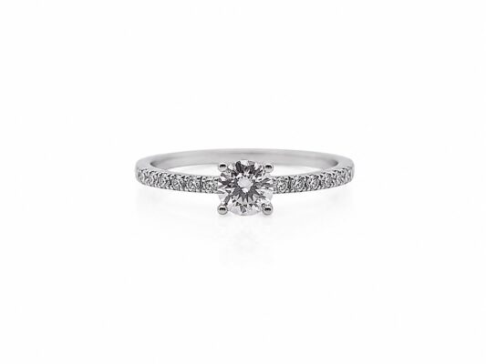 Anell d'or blanc i brillants.
