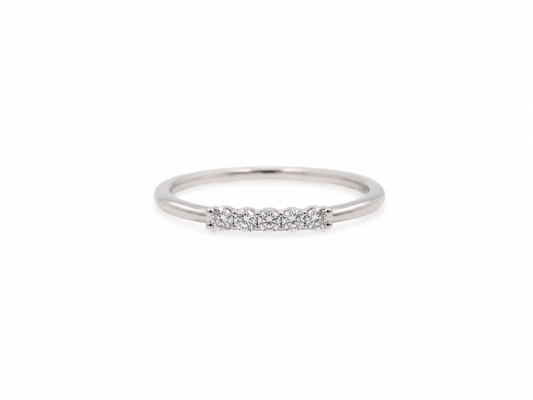 Anillo de oro blanco y brillantes.