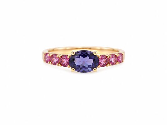 Anell d'or rosa i pedres naturals.