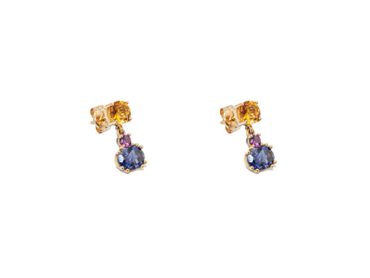 Yellow gold earrings with natural stones.