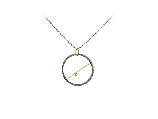 Cadena de plata oxidada con colgante de plata oxidada y oro amarillo con brillante.