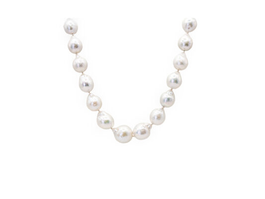 Collar de perla Biwa barroca con cierre de oro blanco.